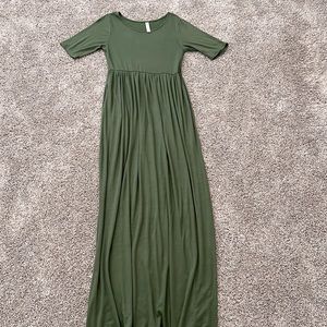 Zenana Outfitters Maternity maxi dress with pockets.Size: Medium